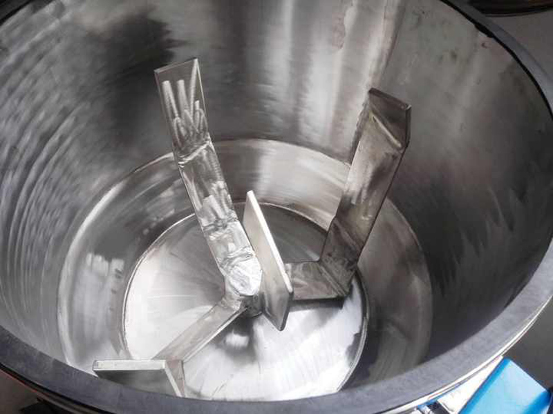 What is the structure and working principle of a plastic granule mixer?