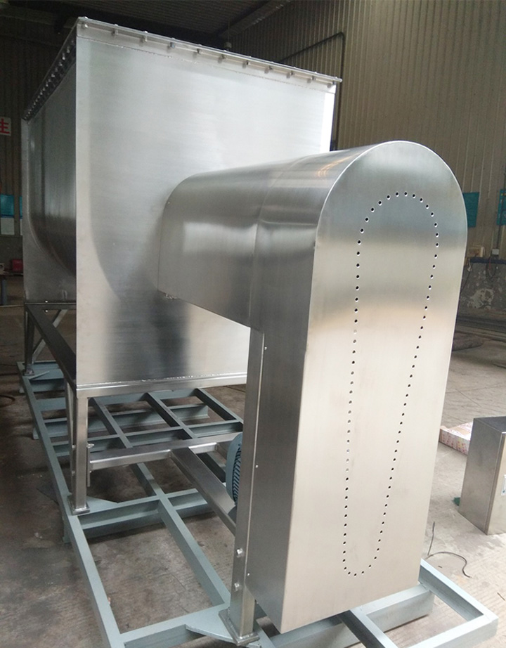 Horizontal ribbon mixer for poultry feed 