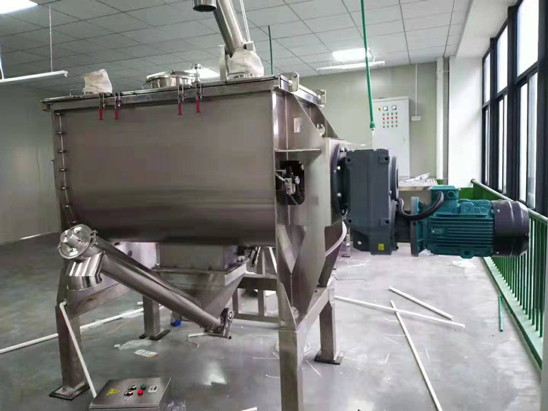 What is a feed stirring mixer used for?